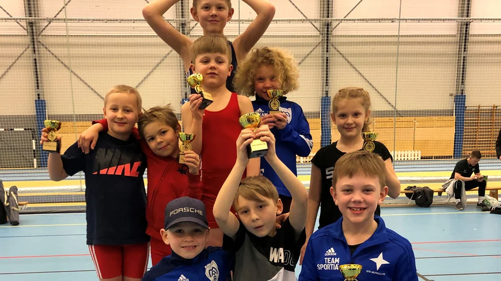 Glada lokala pristagare i Vätternrundan arena i helgen när Motala ABK arrangerade både DM och Team sportia cup i brottning, bland 61 deltagare från länet.