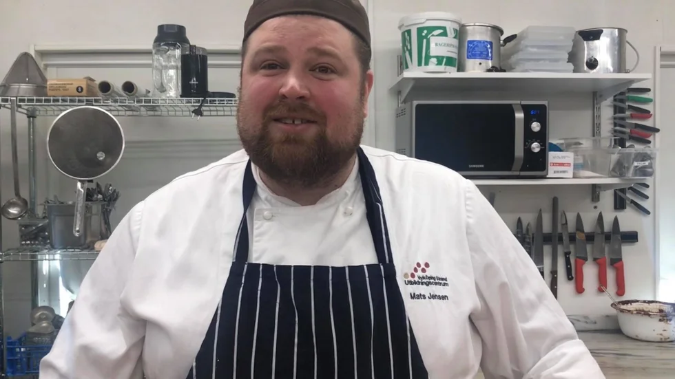 Konditor Mats Jensen jobbar som lärare på restaurangskolan i Nyköping men har varit med i konditorlandslaget i Norge.