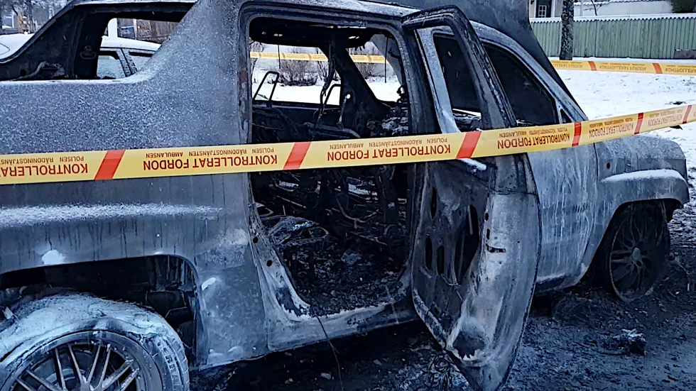 En bil blev totalt utbränd vid en kraftig brand natten till onsdagen. Polisen misstänker att branden är anlagd.