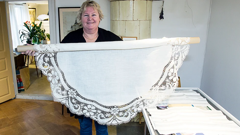 Karin Landtblom är tredje generationens kvinna som driver Elsa Petersons spetsaffär. Karins mormor startade för den för 100 år sedan, 1920. Det firas med en jubileumsutställning i sommar.