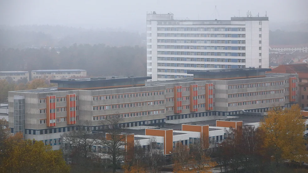 Det råder politisk oenighet i Region Sörmland om bland annat uppförande av två nya sjukshusbyggnader vid Mälarsjukhuset (bilden) och Nyköpings lasarett.