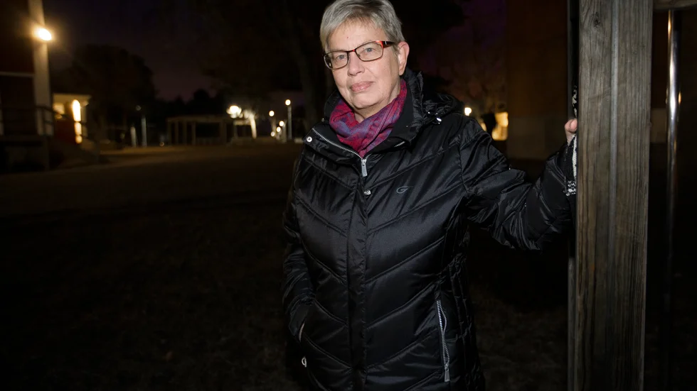 Barbro Eklund tycker att skolan ska sätta upp lampor på skolgården, så att barnen ska slippa leka i mörker.
