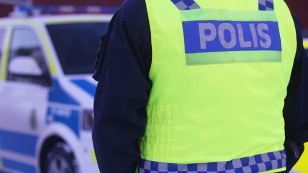 En ung man anhölls för misshandel av en kvinna tidigt på söndag morgon.