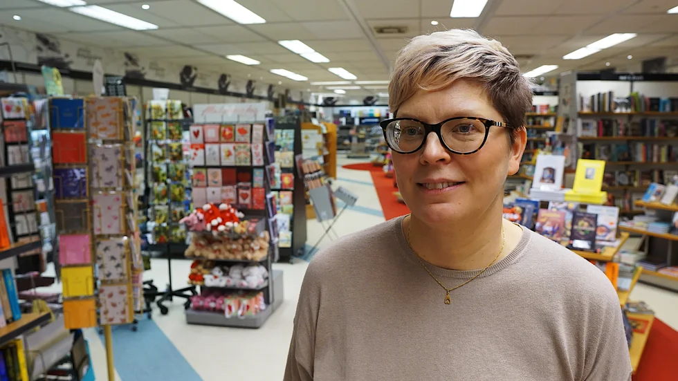 Malin Wall på Erik Hultgrens bokhandel säger att handeln genomgår en stor omvälvning, och att det då behövs en strategi från Västerviks sida.