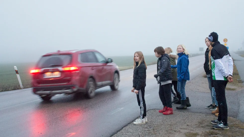 Det är svårt och farligt för framför allt barn att ta sig över väg 214 vid Äsköping, menar bland andra sockenrådet och idrottsföreningen i Julita.