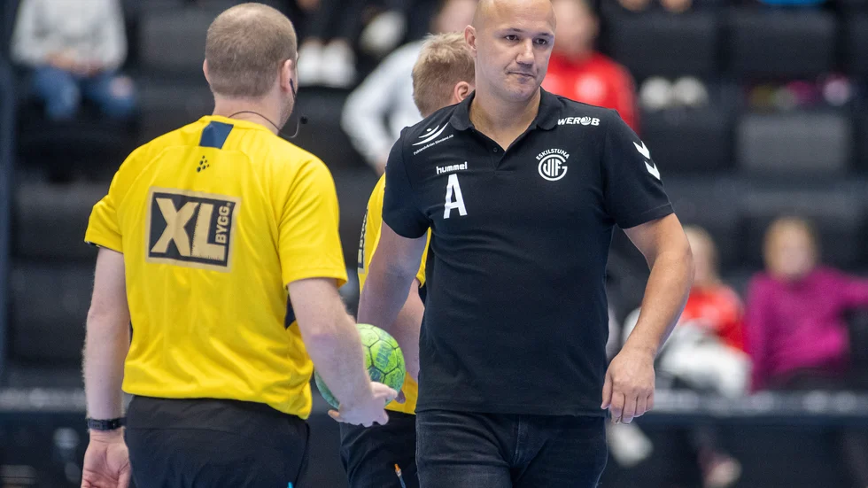 Guiftränaren Zoran Roganovic var inte särskilt nöjd med domarinsatsen mot Ystad.