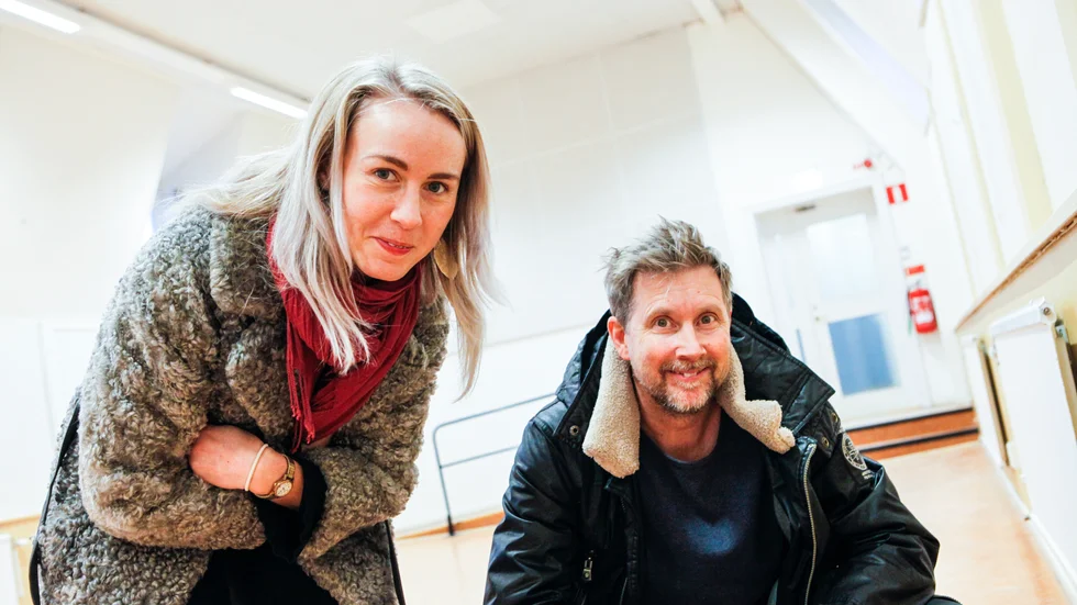 Verksamhetsledarna Linnéa Grimstedt och Christian i La Scala-salen, som kommer att användas för evenemang. På sikt finns det planer på att göra om salen till ett scenkonstrum. 