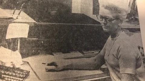 

Kuriren för 50 år sedan: "I dag känns det lugnare, säger bankkassörskan, fru Birgitta Wahlfridsson. Men i går var det nervösare. Då medverkade hon genom ett kallt och målmedvetet handlande till att polisen kunde gripa en bankbedragare.
