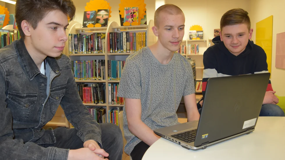 Wiktor Dobrosierdow, Axel Melkersson och Frej Larssen har hittat en teknisk lösning för att minska överproduktionen av mat i skolköken.
