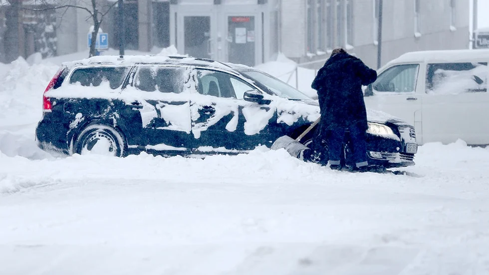 Snön fortsätter att vräka ner under hela lördagen.