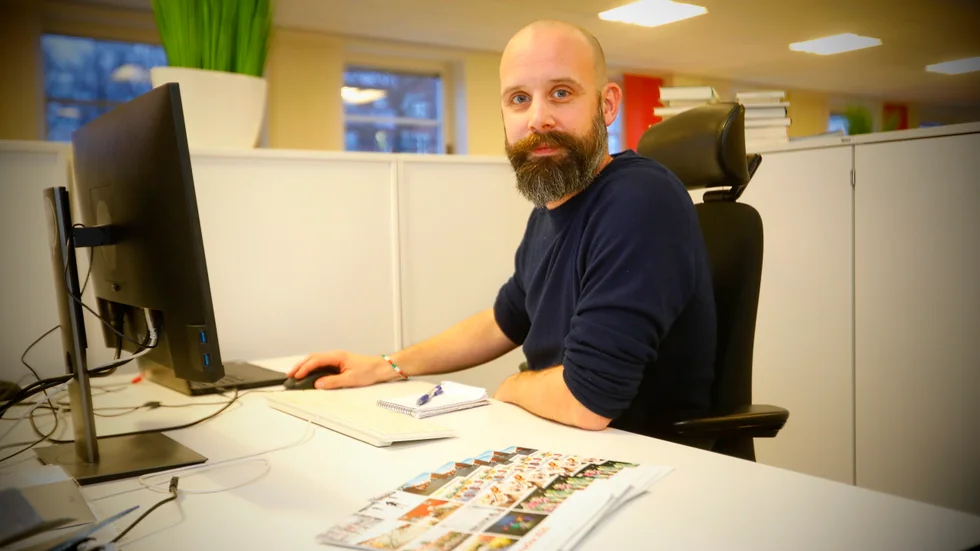 Tidningens Flensreporter David Gagnert Dalgren träffar läsare på biblioteket i Flen under torsdagen. Då finns möjlighet att hämta upp ett exemplar av 2020 års almanacka.