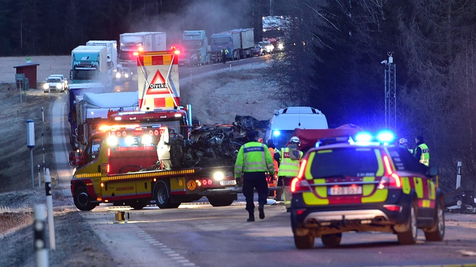 Bilen som mannen i 20-årsåldern färdades i blev bara skrot efter olyckan på riksväg 56.