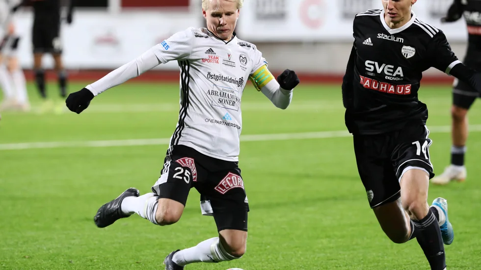 Simon Karlsson kan testas i ny roll i Motala AIF i ettan i år. Högerback har det pratats om för lagkaptenen. På lördagen är det ny match, mot Sandviken.