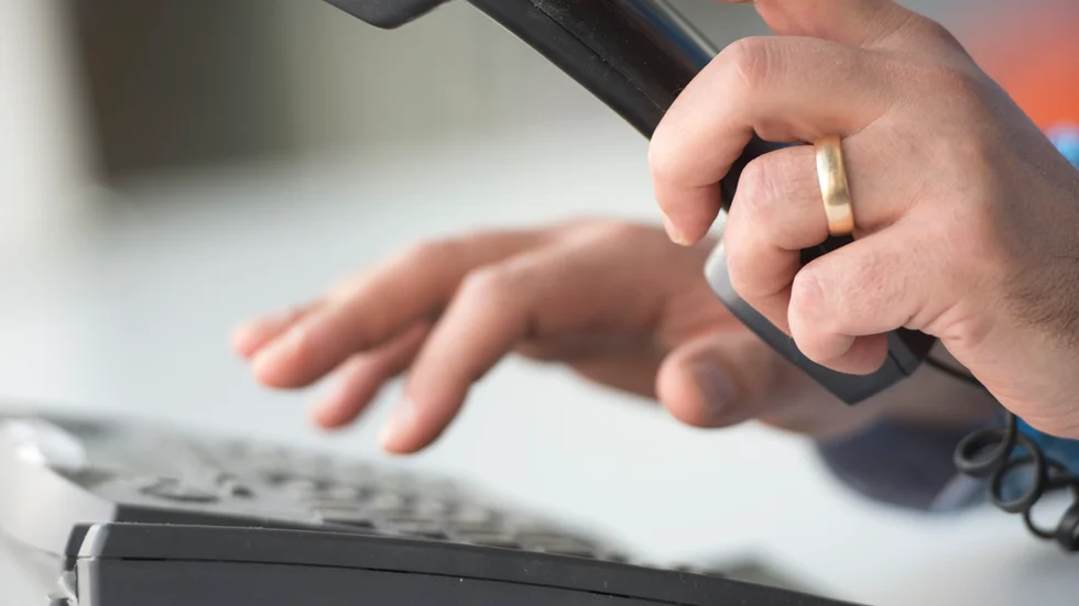 " jag lyckades inte träffa så pass rätt med den snäva telefontiden så att jag fick prata med en människa, men jag berättade mitt ärende på telefonsvararen".