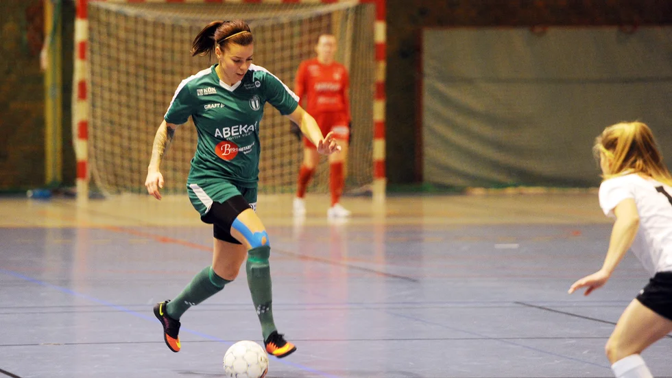 Amanda Johansson i Tuntröjan. Den tidigare allsvenska spelaren ska även spela med laget utomhus är det tänkt.