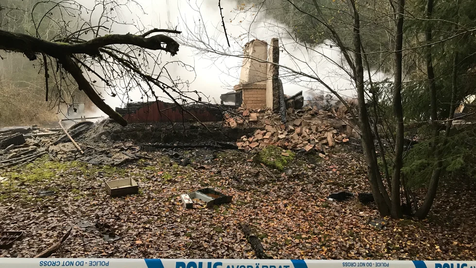 Bara skorstensstocken är kvar av huset. Branden startade någon gång under natten. En förbipasserande slog larm då huset stod i full brand.