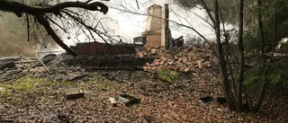 Stuga i lågor - polisen misstänker mordbrand