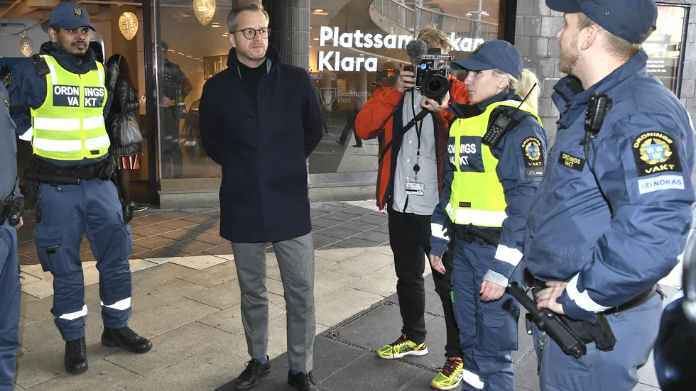 Det är november och inrikesminister Mikael Damberg har på eget grepp hamnat i blåsväder om en jacka.