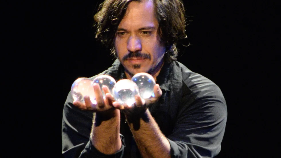 Miguel Muñoz är en magiker i världsklass, det har han papper på.