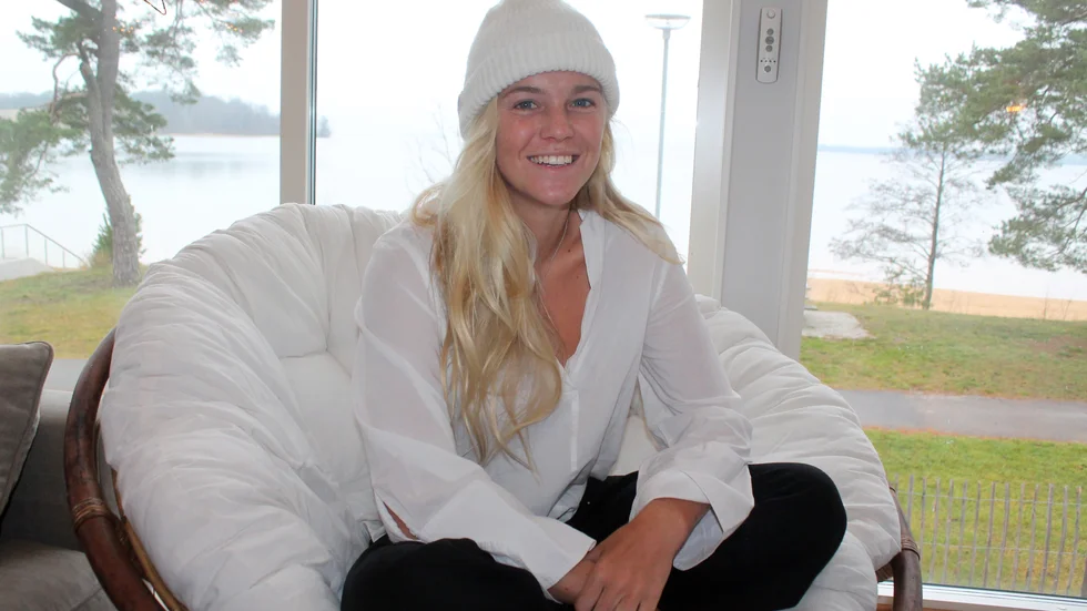Kajsa Larsson är hemma i Varamon och chillar några dagar. Sedan drar Motalatjejen ut i världen igen med sin skidåkning, till Åre, Alperna och Japan. Möt globetrottern i veckans Sportsnack.