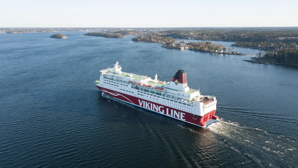 Den gode mannen fyllnade till på Finlandsfärjan och tog strupgrepp på sin kompis. Han har fem klienter i Nyköping men kommer att bli av med sina uppdrag.