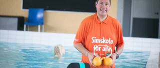 Han har lärt 7000 barn att simma – prisas