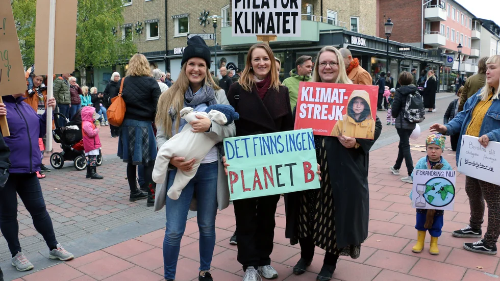 Initiativtagaren Petra Hall (längst till höger), här tillsammans med Frida Johansson och Viktoria Eriksson, berättar här om bakgrunden till demonstrationen.