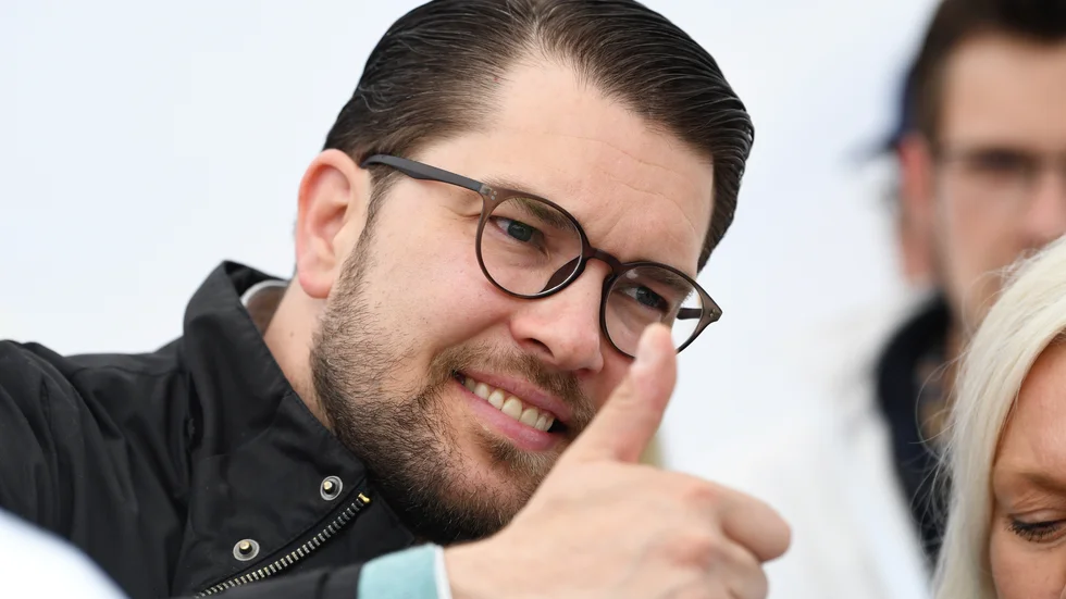 Sverigedemokraternas partiledare Jimmie Åkesson ger tummen upp till att SD tog över styret i Hörby kommun. Vilket lett till ett mer totalitärt styre.