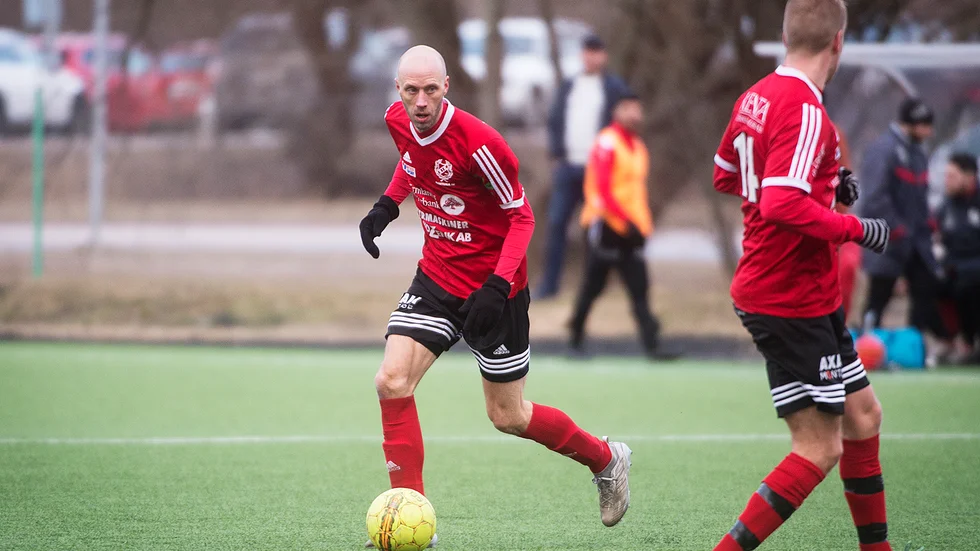 Trotjänaren Fredrik "Berra" Berggren och hans Runtuna är redo att kicka igång utomhussäsongen ordentligt. Under lördagen har de rödsvarta DM-premiär mot blivande seriekonkurrenten Råby. 