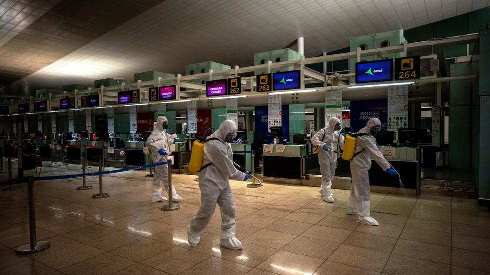 Spanska soldater desinficerar Barcelonas flygplats.