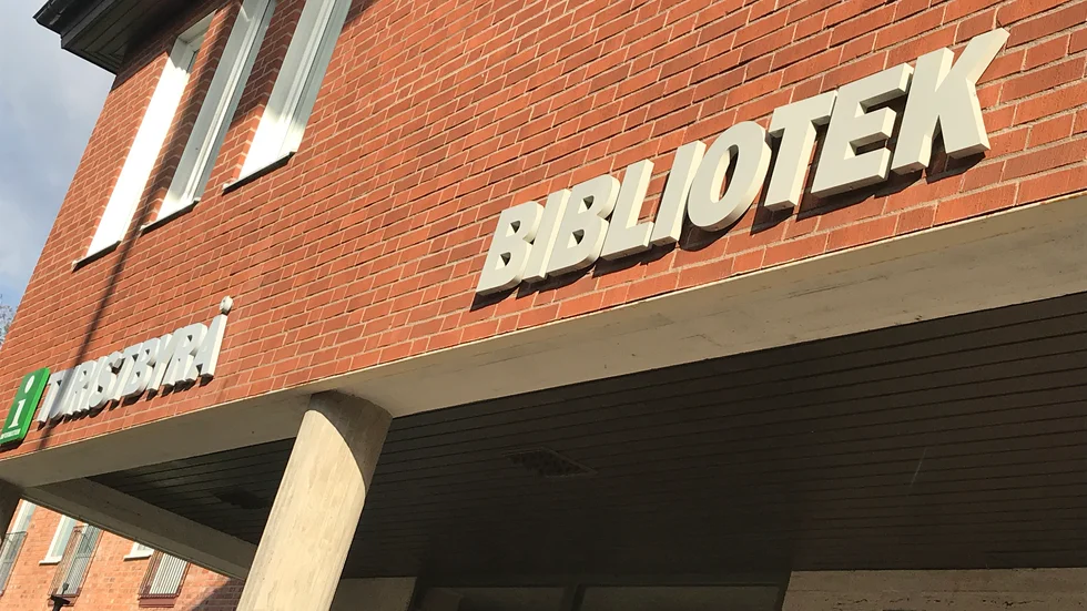 Oskar Sternulf ger två föreställningar av enmansföreställningen Ondskan på gymnasiet, följt av en för allmänheten på biblioteket.