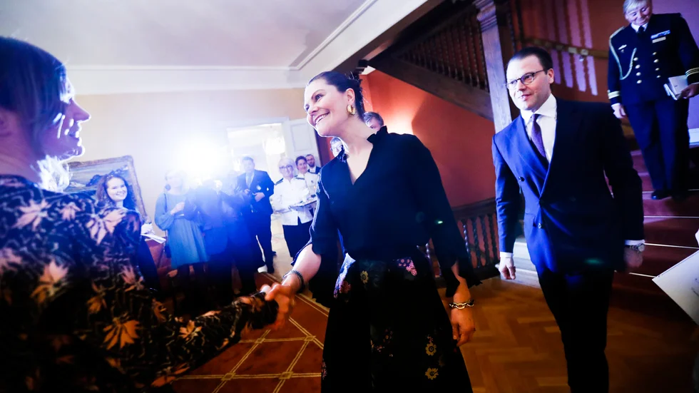 Kronprinsessan Viktorna och prins Daniel hälsade alla gäster välkommen till residenset.