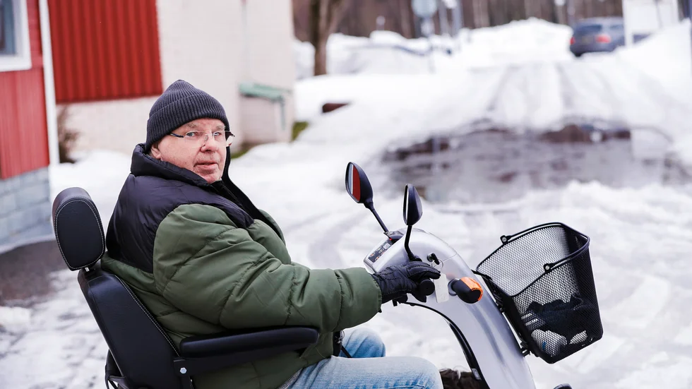 Ulf Landberg kan komma fram med sin permobil allt vattnet. Det är tredje gången den här vintern som det inträffar.
