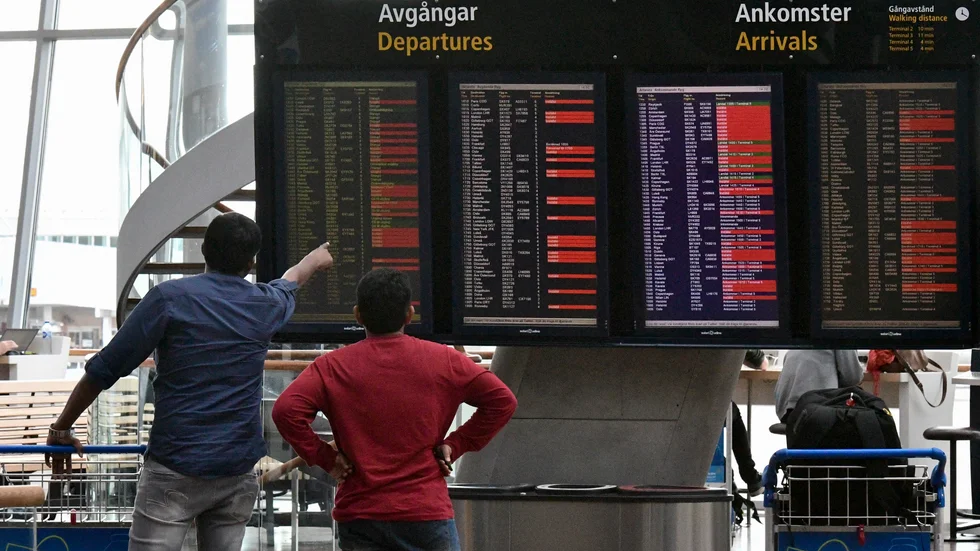 Passagerare pekar på skärmarna i Sky City på Arlanda.