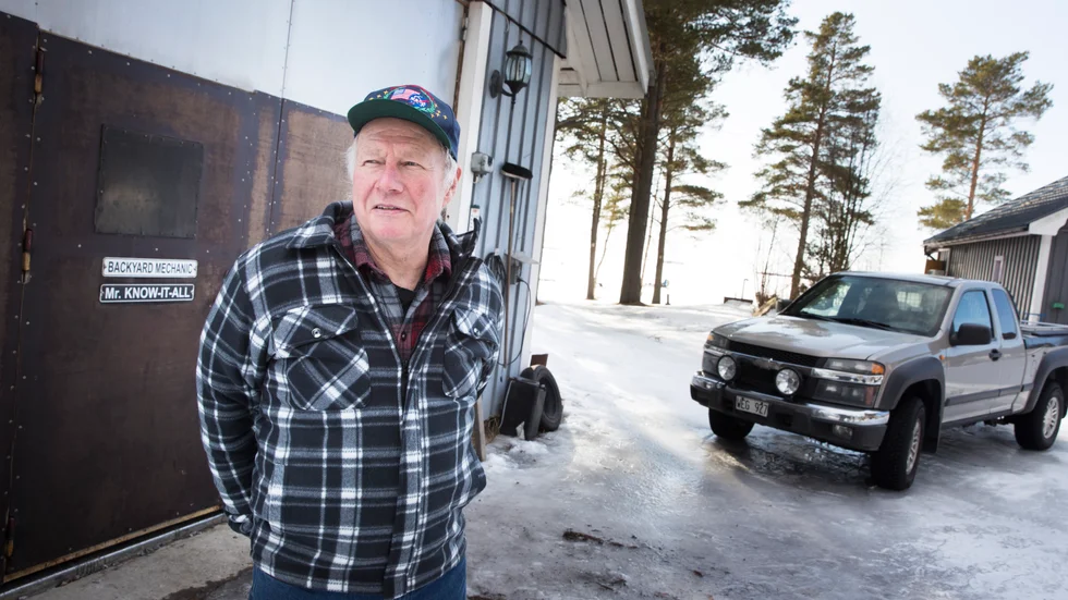I större delen av sitt liv har skärgårdsprofilen Peter Larsson, 71, bott på Tjuvholmen. Nu har hans hem hamnat i en oviss juridisk dragkamp mellan Statens fastighetsverk och ättlingar till patron Hedqvist. 