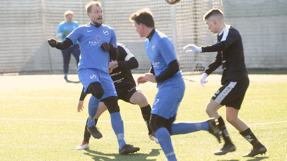 Råby-Rönö vann sin prestigegrupp mot lokala kombattanterna, här Tystberga och tidigare Runtuna, men väljer att hoppa av DM-spel.