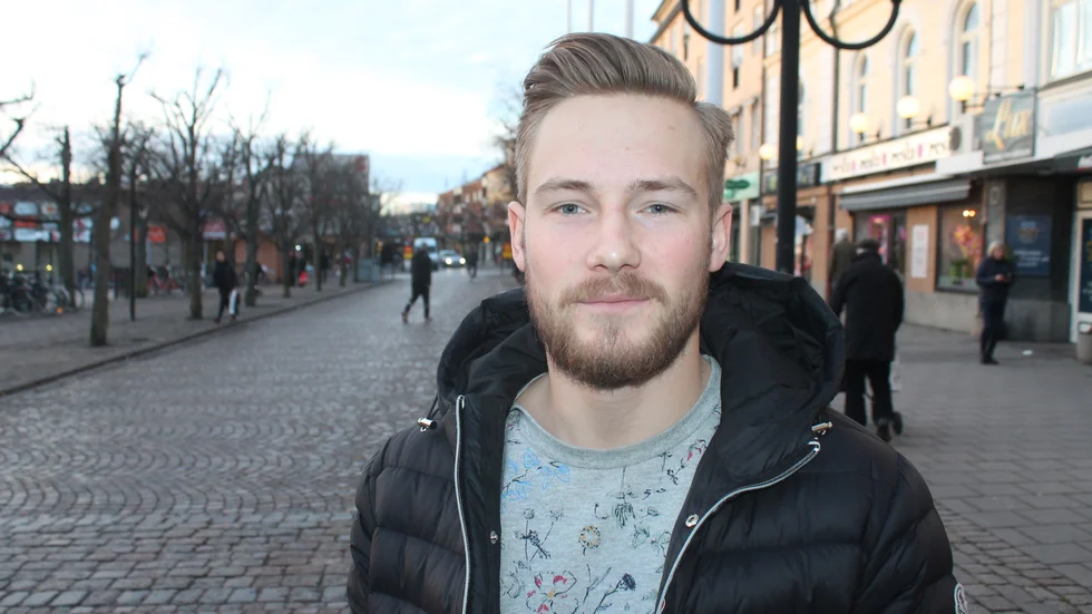 Anton Blomberg är hemma i Motala igen, och har anbud från Tranås AIF i ettan. Men inget är klart om framtiden efter att han lämnat Tingsryd.