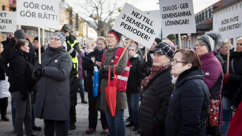 I början av året samlades ett 60-tal demonstranter på Östercentrum i Visby för att visa sitt missnöje mot beslutet om tre semesterperioder.