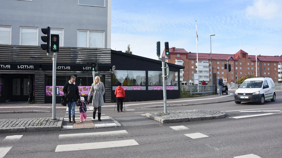 Anneli Sandling med sin dotter Linda-Maria Thomson och barnbarnet Alice. För inte så länge sedan höll Alice på att bli överkörd i den här korsningen. Linda-Maria som då var höggravid kastade sig handlöst ned över dottern ned på gatan. Bilen på bilden har inget med texten att göra.