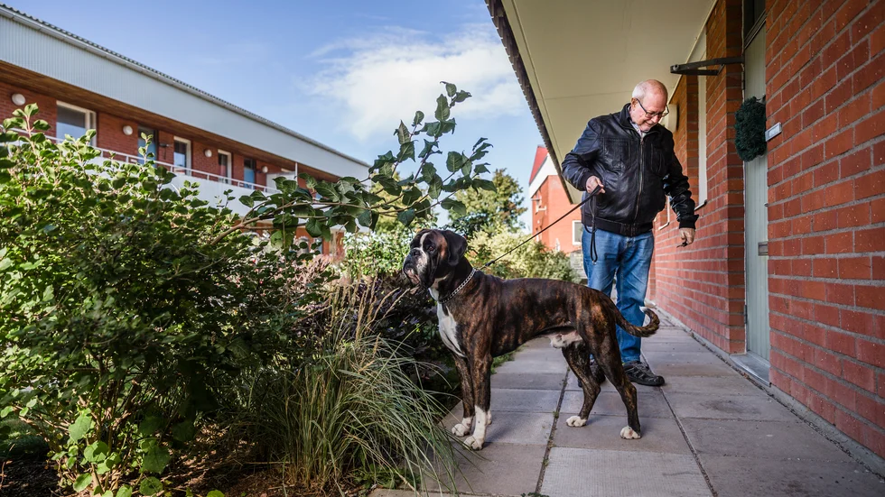 Carl Eric Larsson blev diagnostiserad med prostatacancer 2015.  I dag är han frisk och lever ett aktivt liv där han arbetar som god man, umgås med barnbarn och går promenader med sin hund. ”Jag är tacksam över att jag mår så pass bra som jag gör.” 
