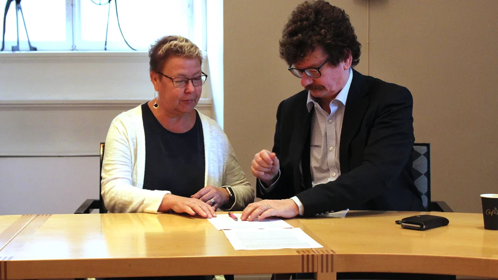 Mia Sköld (MP) och Lars Stjernkvist (S) skrev på fredagen symboliskt på det gemensamma förslaget till finanspolitiska mål.