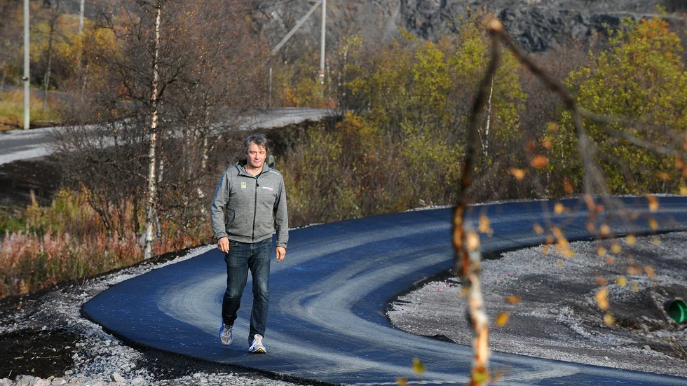 Christer Majbäck hyllar beslutet att bygga ut rullskidbanan i Kiruna. "Det kan bli platsen där alla vill försäsongsträna", säger han när vi träffar honom på klassiska Matojärvi.