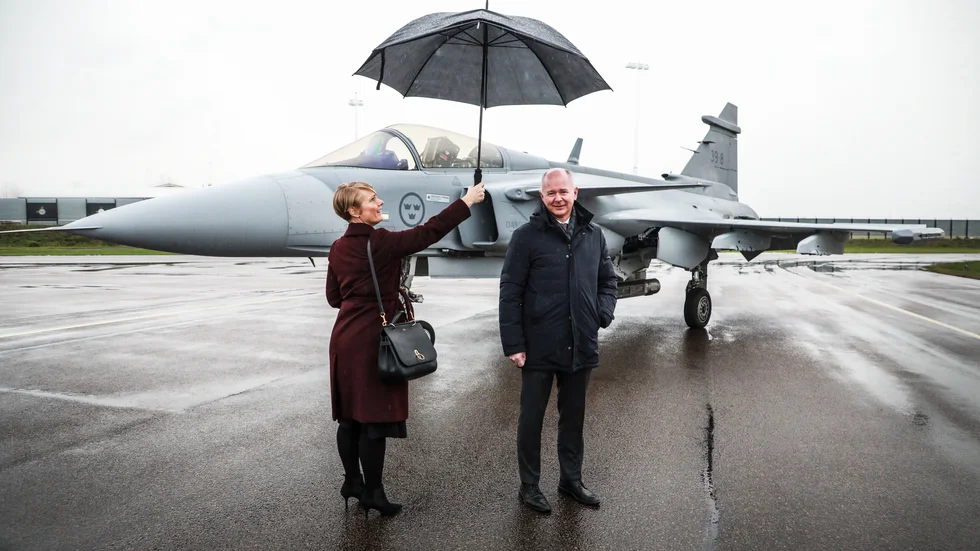 När Micael Johansson för första gången besökte Linköping i egenskap av vd för Saab föll regnet över start- och landningsbanan. Saabs presschef Ann Wolgers assisterade med paraplyet. 