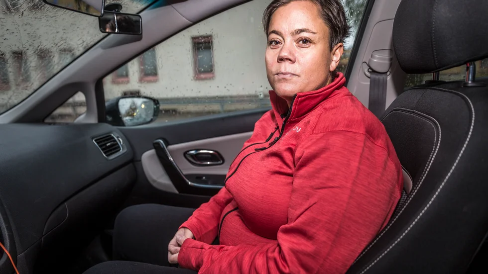 Sent på måndagskvällen brann en bil på en pendlarparkering i Rimbo.