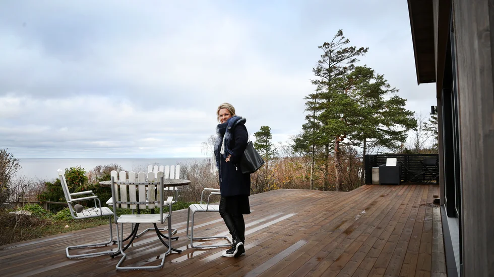  Cecilia Stålhammar har drömt att bo med havsutsikt, vilket hon verkligen har fått nu. Flera boenden har det blivit under familjens sju år på Gotland, men nu är det färdigflyttat.