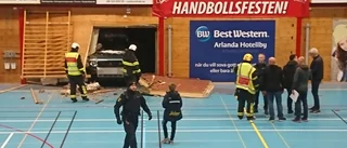 Bil kraschade rakt in i idrottshall 