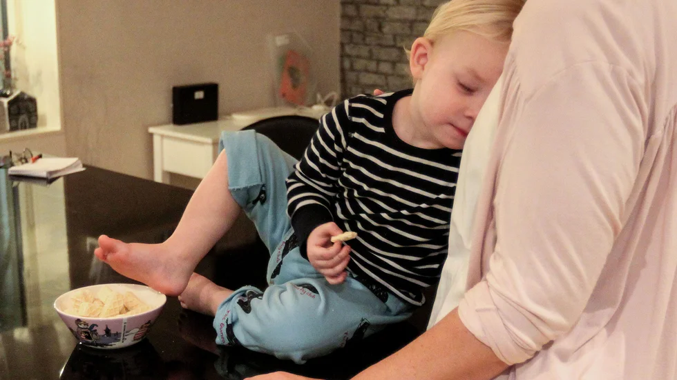 Tvåårige Louie i mammas famn i ett av november månads mest lästa reportage med rubriken När det sköra livet nästan tar slut.