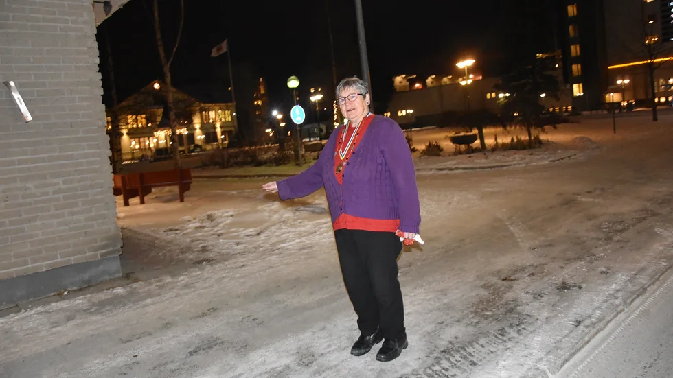 Berit Olofsson, 64 år, visar åt vilket håll gärningsmannen försvann. 