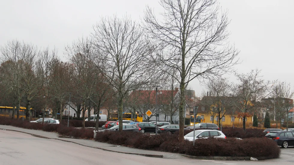 De gula regionbussarnas anslutning till Gustaf Adolfs plan ses som en positiv faktor då det som i folkmun kallas Traktorparkeringen föreslås bli platsen för ett nytt kommunhus.