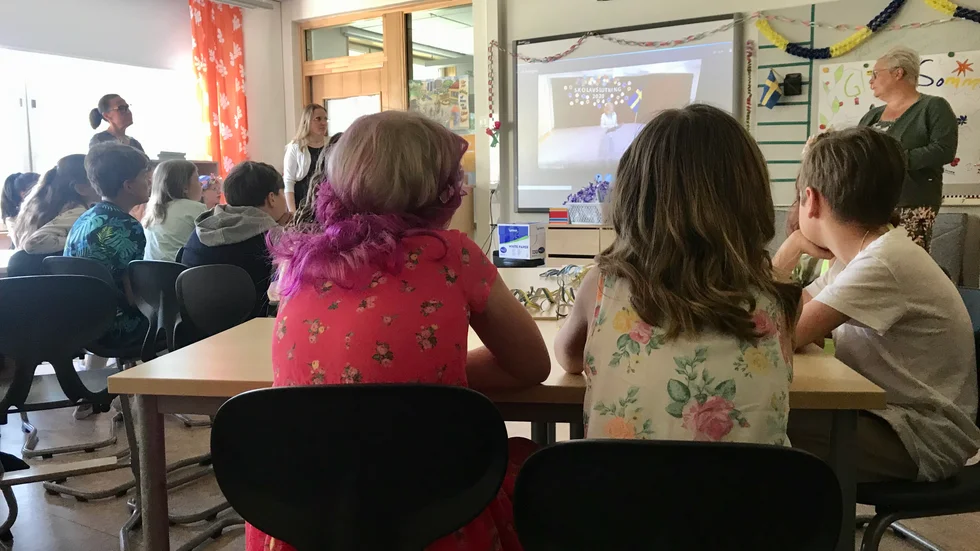 Inifrån klassrummen streamas skolavslutningen live.